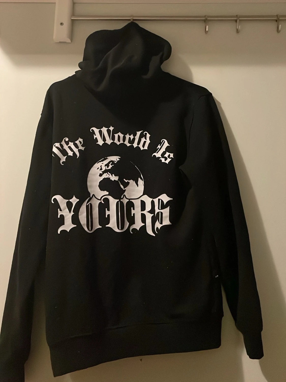 Exklusiv svart konsert hoodie med tryck - 1