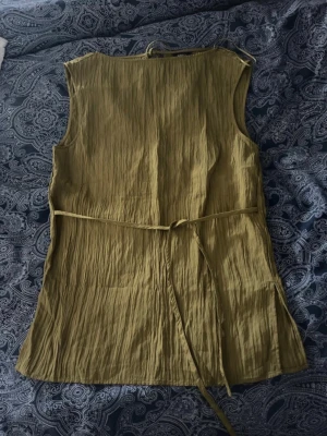 Topp - en topp i färgen khaki 💚💚aldrig använd men utan prislapp då jag råkat dra av den🥰🥰