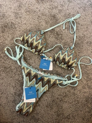 Calzedonia liknande bikini i turnos - Säljer en snygg bikini liknande calzedonia, turkos/ brun. Perfekt till sommaren. Helt ny med lappar. Köpt i Spanien och kommer inte till användning🌊☀️