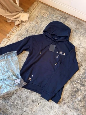 Mörkblå Hoodie  - Jätte unik och snygg hoodie perfekt om du vill sticka ut och inte många som har den. Passa på nu, denna comfy och snygg 🤩
