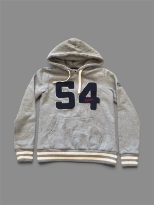 Superdry hoodie *unik* - Superdry hoodie unik| storlek S, passar XS| Skick 10/10| alla mått står i bilderna. OBS! Ett rött sträck till ett annat = 10cm, zooma in så räknar du ut de lätt. Tveka ej på att höra av dig vid minsta fundering! 