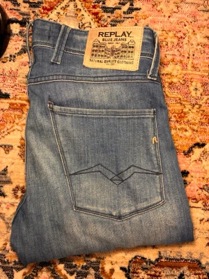 Ljusblå jeans från Replay - Snygga ljusblå jeans från Replay med klassisk femficksdesign och raka ben. Jeansen har tydliga sömmar på bakfickorna och en patch med Replay-logga i midjan. Tillverkade i denim för en tidlös look.