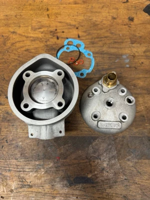 Athena racing 70cc am6 - Knappt använd, endast inkörd. Inga repor i cylindern och endast några små på kolven. Saknas en packning till topplocket.   Mvh Leo