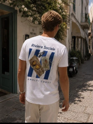 Riviera Sociale (AMALFI COAST EDITION) T shirt - Tjena, jag säljer en ny oanvänd t shirt från MOURAGE. Denna t-shirt är i vit färg. Den är gjord av 100% Ekologisk Bomull, vilket ger dig bästa komfort och kvalitet. Den är i storlek XS. Skriv om ni har frågor. 