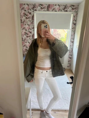 Vita skinny jeans - Säljer ett par vita skinny jeans. Jeansen har smal passform och är tillverkade i ett stretchigt bomullsmaterial som sitter snyggt. Perfekta att matcha med crop tops eller hoodies för en clean look. Tidigare köpta från Sellpy!