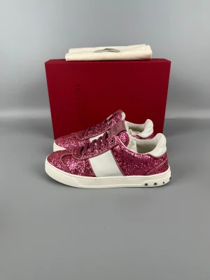 Valentino Flycrew Sneaker Pink Glitter | 35 - Nästan nyskickade Valentino-sneakers i rosa glitter, storlek 35. Box och dustbag ingår.