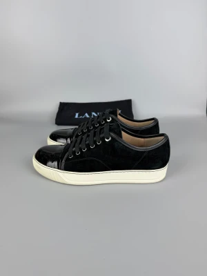 Lanvin Dbb1 Patent Cap Toe Sneaker Black | 40 - Svarta Lanvin-sneakers i mycket gott skick. Dustbag ingår.