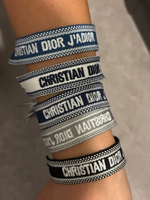 Christian Dior tygarmband - Hejsan! Säljer nu det gråa och det mörkblå dior armbanden, hög av dig vid frågor!