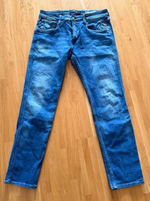 Replay Jeans Storlek 32 - Mycket snygga Replay jeans i storlek 32. De är i nytt skick. Använd max 2 gånger. Nytt pris 1400kr.