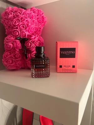 Valentino born in Roma parfym💓 - Säljer en helt ny valentino parfym köpt för 1100💓💓