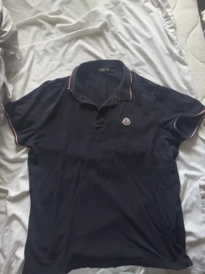Moncler piké  - 100% äkta, väldigt fin och stilren piké som passar till det mesta, nypris ca 3500kr, fint skick, pris går alltid att diskutera, för mer frågor släng bara iväg ett meddelande! Mvh Hjalle!