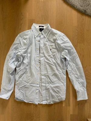  Skjorta, GANT  small vit blå randig -  Skjorta som ny. Ralph Lauren-polo vit blårandig bomull. Blir som ny om man stryker den. 
