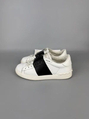 Valentino Open Sneaker Black | 40 - Valentino sneakers i svart, mycket fint skick. Storlek 40, med dustbag och kort.