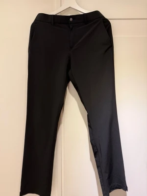 Callaway golfbyxa - Snygga och stilrena Callaway golfbyxor i storlek W 30 L 32” Byxorna är i jätte fint skick 
