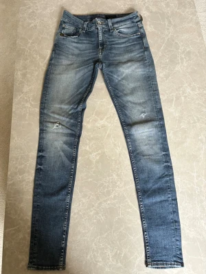 Tiger of sweden jeans  - Säljer nu dessa feta tiger of sweden jeans. Byxorna är i storlek W27/L30. Dom är knappt använda och är i mycket bra skick. Priset på dessa är 299kr. Vid frågor är de bara skriva!