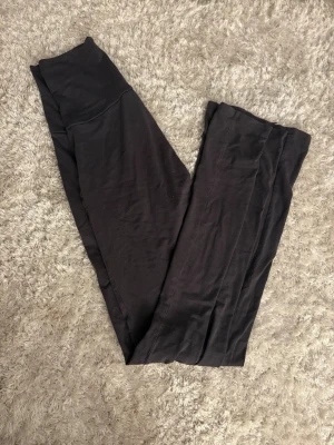 Svarta leggings från Gina Tricot XS - Ett par klassiska svarta leggings från Gina Tricot i storlek XS. De är mjuka och stretchiga med en enkel, tight passform och normal midja. Perfekta att matcha med oversized tröjor eller hoodies. Materialet känns lent och följsamt.