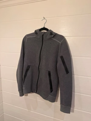 J. Lindeberg Grå Hoodie M - Storlek: M, Material: polyester, bomull, elastan, bra skick!!