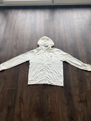 Ralph Lauren Hoodie - Hej! Säljer min hoodie från Ralph Lauren Storlek L och jag skulle rekommendera den till dig som är mellan 185-195cm Vid frågor/funderingar, mått eller fler bilder skriv gärna! Prisförslag är alltid välkomna 😊
