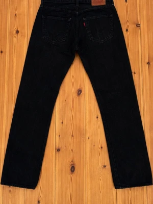 Levis 501 premium  - Säljer ett par svarta jeans med rak passform och klassisk femficksdesign. Jeansen har hög midja och är tillverkade i kraftigt denimtyg. Passar perfekt till en avslappnad och stilren look.