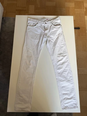 Vita jeans från Peak Performance  - Säljer dessa riktigt snygga vita jeans från Peak Performance med rak passform och klassisk femficksdesign. Pris ej hugget i sten, hör av dig vid frågor!