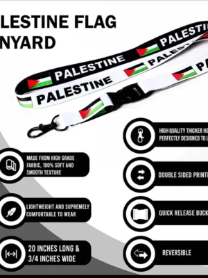 Palestina flagga nyckelband - Snyggt nyckelband med Palestina-flagga och texten 'Palestine' tryckt på båda sidor. Bandet är svart och vitt med färgglada flaggdetaljer, tillverkat av mjukt tyg och har snabbspänne samt metallkrok. Perfekt för nycklar eller ID-kort.
