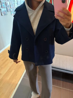 Mörkblå kappa - Jättefin mörkblå kappa från design by si, knappt använd. Nypris: 749kr🩷