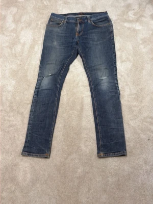 Nudie tight terry slim fit - Asfeta par nudie jeans i modellen tight terry, slim fit. Väldigt najs tvätt med några feta slitningar (från fabrik). Sparsamt andvända i bra skick. 