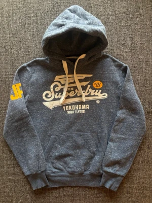 Superdry hoodie ~ sällsynt  - Säljer nu denna sjukt snygga Superdry hoodien | st M ~ 175–185cm | passar perfekt nu till kyligare dagar! Modellen produceras inte längre och är därav väldigt sällsynt. Kan även gå ner lite i pris vid snabb affär🍁🫶