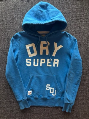 Superdry hoodie ~ sällsynt  - Säljer nu denna sjukt snygga Superdry hoodien | st S ~ 170–180cm | passar perfekt nu till kyligare dagar! Modellen produceras inte längre och är därav väldigt sällsynt. Kan även gå ner lite i pris vid snabb affär🍁🫶