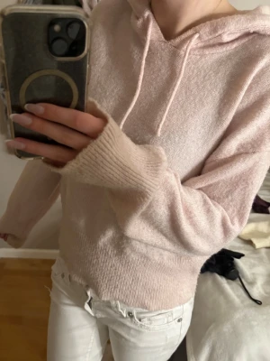 Ljusrosa stickad hoodie - Mysig ljusrosa hoodie med huva från gina tricot. Säljer då den inte kommer till användning💗