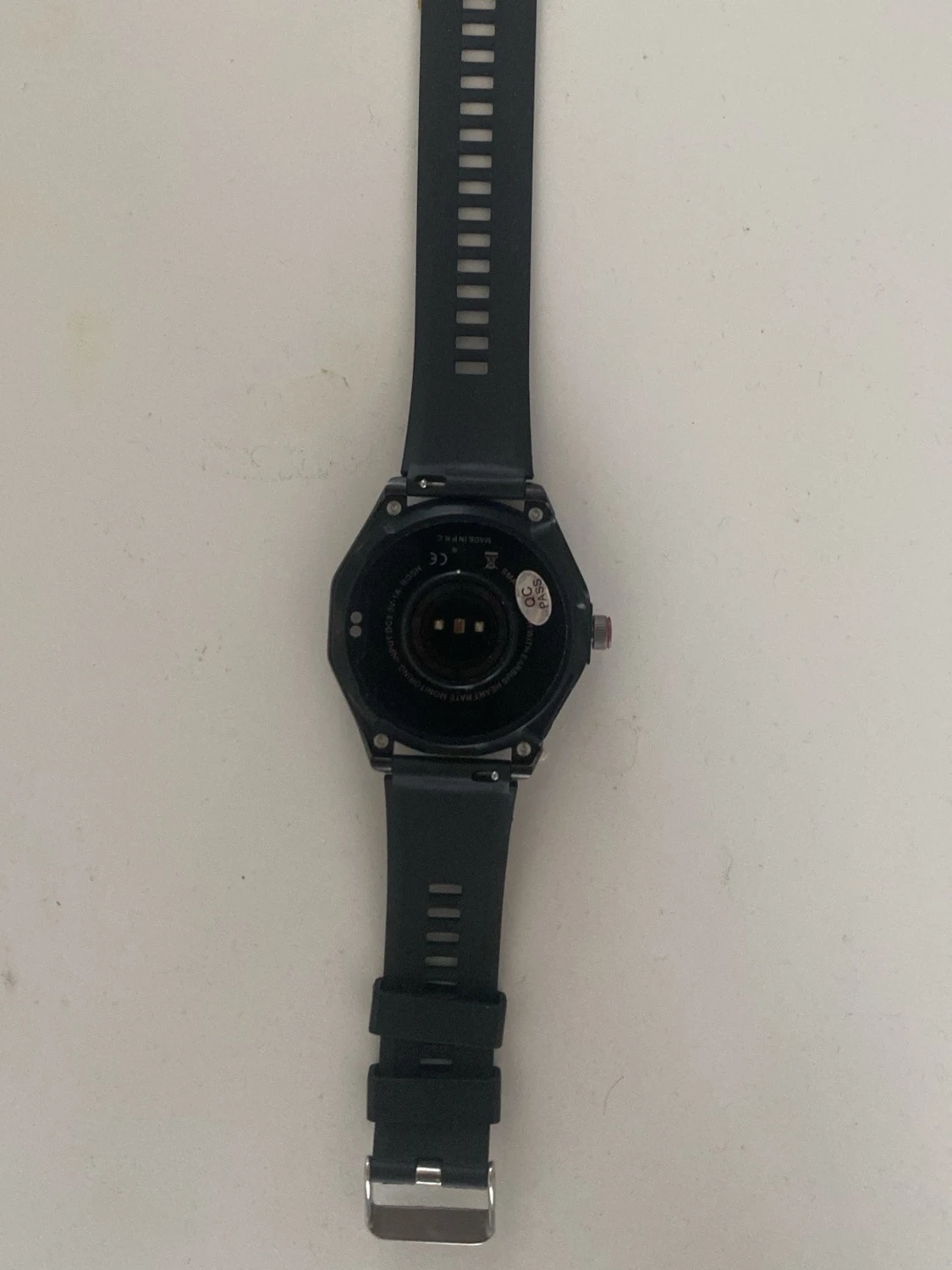 Svart smartklocka med silikonarmband