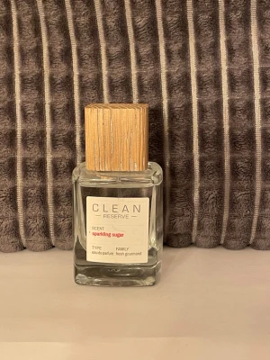 CLEAN Reserve Sparkling Sugar  - CLEAN Reserve Sparkling Sugar 50ml edp.  Test sprayad  se bilder för mängd kvar och noter. Se gärna mina andra annonser för samfrakt 