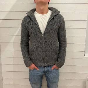 stickad hoodie med päls  - Unbranded Stickad hoodie med päls - Storlek: M - Tröjan är i fint skick utan några defekter - Pris: 649 kr - Modellen på bilden är 180 cm och väger 75 kg
