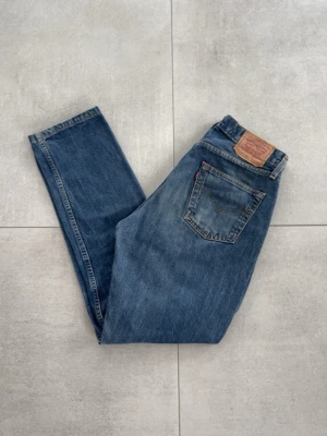 Levi’s vintage jeans  - Tjo! Ett par sjukt snygga och trendiga jeans ifrån Levis!! Storlek 33/32 | skick 8/10-se fläckar på första bilden | goa lätta fades | sjukt snygga vintage jeans som passar utmärkt i skolan och vardagen😁hör av dig vid mer frågor eller funderingar🕺mvh Gradioso 