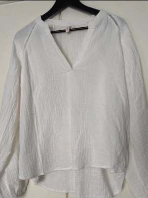 Blus - Säljer en vit ONLY blus med fina mönster, storlek L och som endast används en gång.☺️