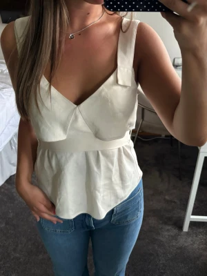 Siden topp  - Siden topp från Zara med knytning i midjan. Har nog göra defekter framtill, som man ser på sista bilden 