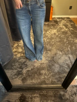 Kyoto vintage 62 - Jeans från Jeanerica med låg midja, avslappnad passform och vida ben. Material: 75% bomull och 25% viskos. Jeansen är i storlek 25/34