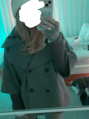 Grå oversized kappa med trekvarts ärmar - Säljer nu min superfina jacka från Tom Tailor! Den är varm och skön och är underbar både till hösten, vintern och våren🥹🌸 Säljs då den tyvärr inte kommer till användning. Nypris cirka 1500kr💕 Inga defekter! Om man drar upp jackan hela vägen blir kragen polo.☺️Jag är ungefär 163 cm för referens till längd.