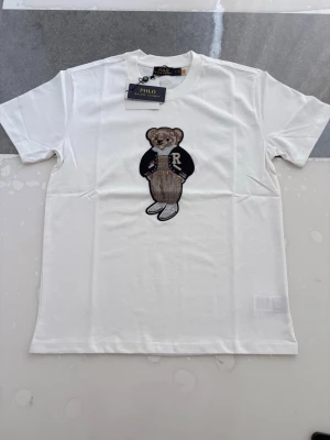 Ralph Lauren T-shirt  - Hej! Säljer en jätte fin T-shirt som är i väldigt bra skick inga problem alls Väldigt fin till sommaren Storlek S (lite baggy, kan även passa M) Påse och tags ingår Skriv gärna vid intresse ❤️💯