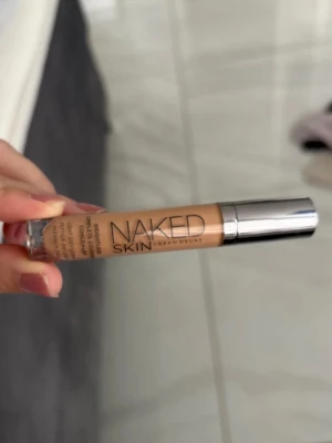 Naked Concealer  - Concealer i färgen Med-Dark Neutral från Urban Decay. Köptes i fel färg.