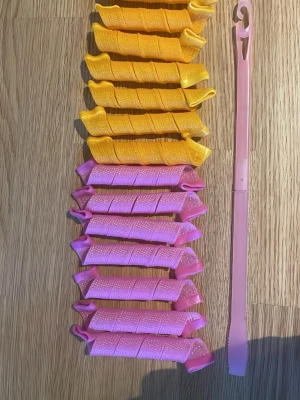 Heatless curls redskap - Redskap för att göra heatless curls. 14 ”skruvar” och en pinne som du trär igenom skruven för att hämta hår för att få det i skruven.