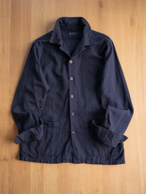 Navy Chore Jacket, size L - Stilren mörkblå overshirt i bomull med klassisk krage och knäppning framtill. Två stora fickor framtill och långa ärmar. Perfekt att bära som lager över en t-shirt eller skjorta för en avslappnad look.