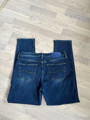 Helt nya Jacob Cohen jeans w30 - Superfina populära och eftertraktade Jacob Cohen jeans i w30 säljes. 98 cm total längd och 41 cm breda i midjan. Sällsynt sammet badge! Inga hål eller fläckar i utmärkt topp skick och tveka inte vid minsta fråga eller fundering!