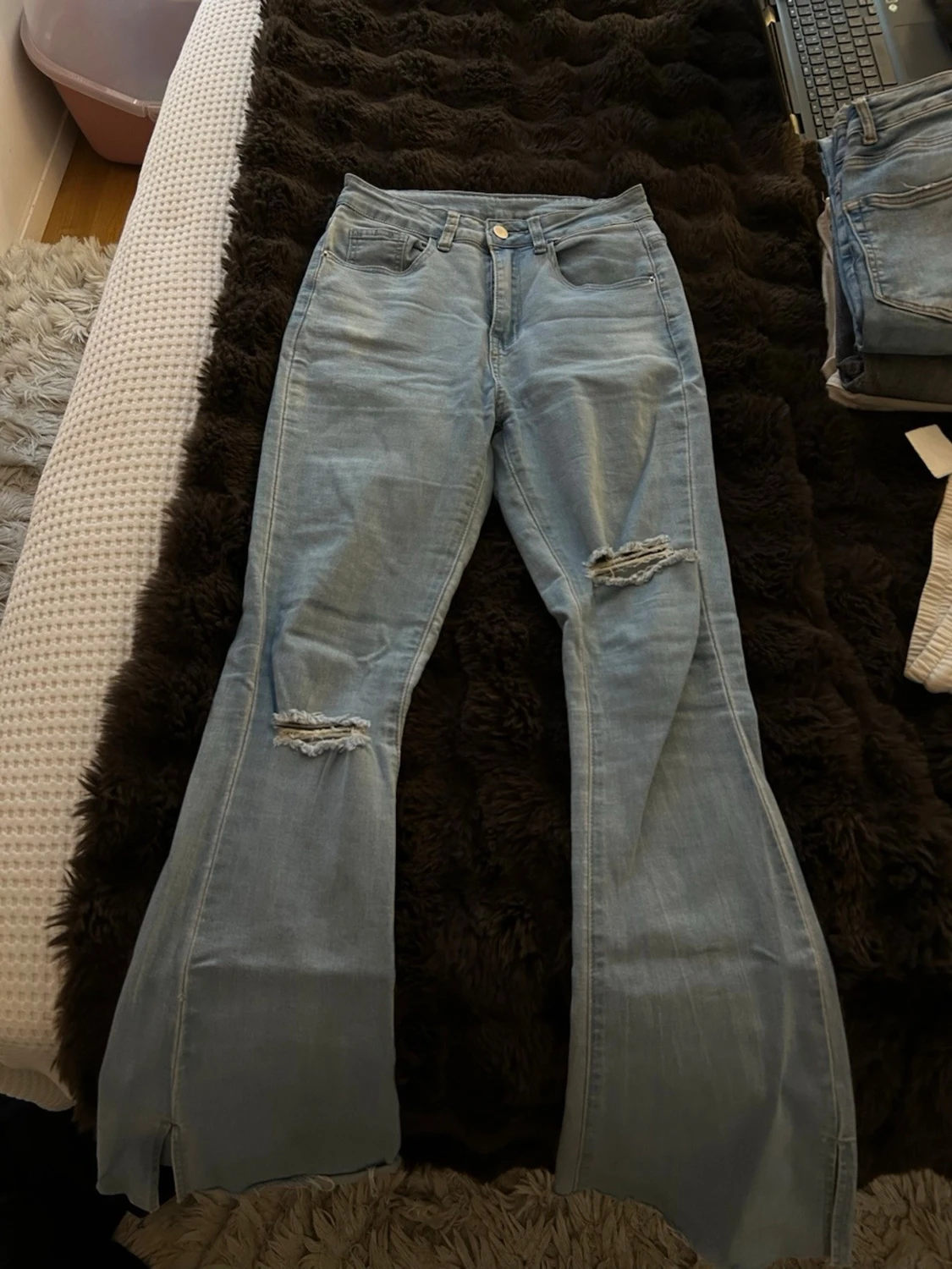 Ljusblå utsvängda jeans från SHEIN