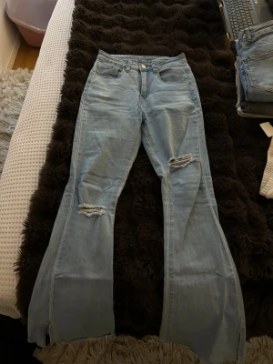 Ljusblå utsvängda jeans från SHEIN - Ljusblå jeans från SHEIN i modell med utsvängda ben och slitsar nertill.  Skriv privat vid intresse 