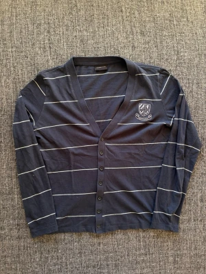 Selected kofta ~ vintage  - Säljer nu denna Selected Homme koftan | st M ~ 175–185cm | passar även S | passar perfekt nu till kyligare dagar! Modellen produceras inte längre och är därav mycket eftertraktad | kan även gå ner lite i pris vid snabb affär🍁🫶