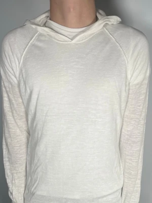 Oscar Jacobson hoodie - 👕 Plagg: hoodie                                                               📏 Storlek: M                                                                🏷️ Märke/Modell: Oscar Jacobson                                           ✨ Skick: Fint skick                                                        💬 Vid frågor är det bara att skriva!                                                                                          🛍️ Gramenti