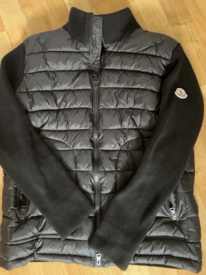 Svart moncler cardigan - Säljer denna svarta moncler cardigan utan luva. Storlek L. Har haft den i 4 dagar. Skriv om ni är intresserade. 