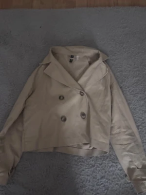 trench coat🫶🏼 - säljer denna jacka eftersom att den är för kort i armarna❣️den har inga skador osv!! använd fåtal gånger, jackan är även ganska tunn.