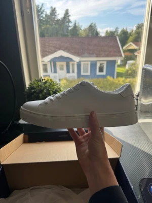 Vita Race Marine sneakers - Stilrena vita sneakers från Race Marine i klassisk low-modell. Skorna har slät ovandel i syntetmaterial, vita snören och diskret design som passar till det mesta. Komfortabel innersula med Comfort Fit för extra bekvämlighet. Dom är aldrig använda helt nya skor. Hör av er vid frågor och priser😃👍✅